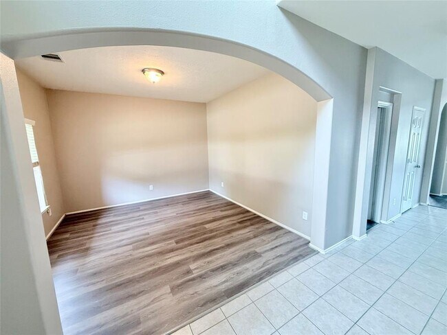 Building Photo - 5015 BridgeValley Ct