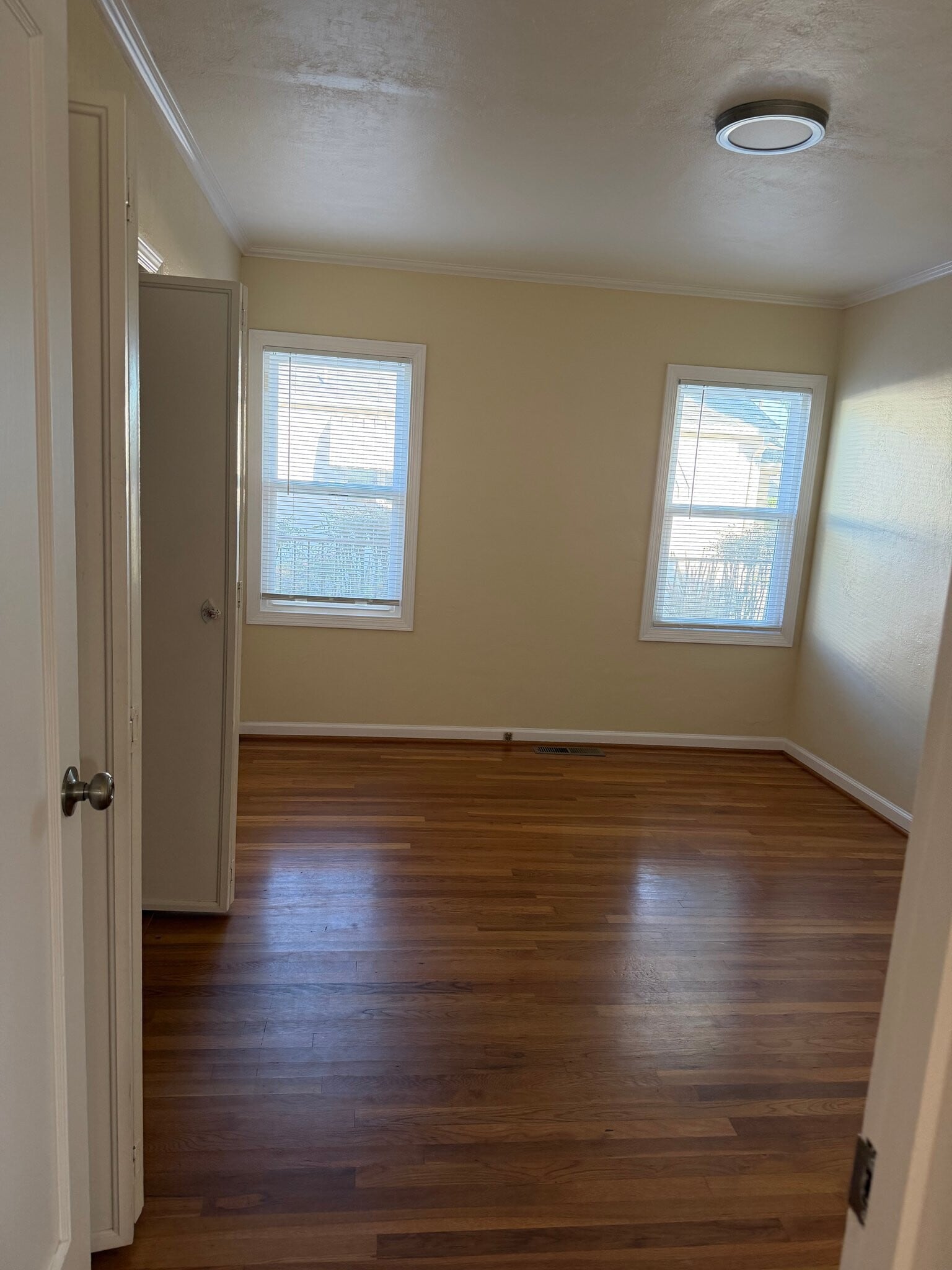 Building Photo - 83 E Rosemary Ln