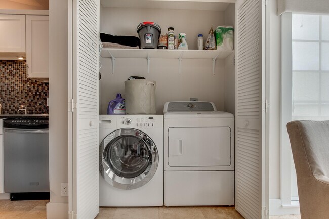 Building Photo - 2312 Las Casitas Dr