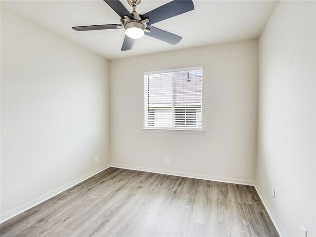 Building Photo - 305 Dana Dr