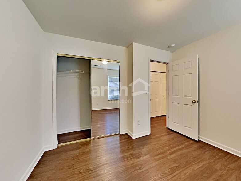 Building Photo - 117 Rock Glen Ct