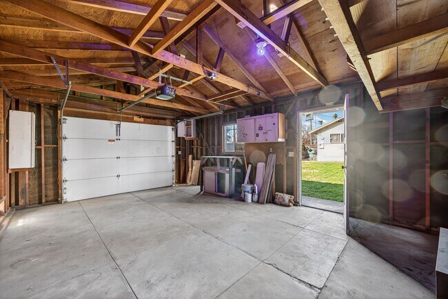 Building Photo - Sunlit Comfort on Kerckhoff – Your Next Happy Home!