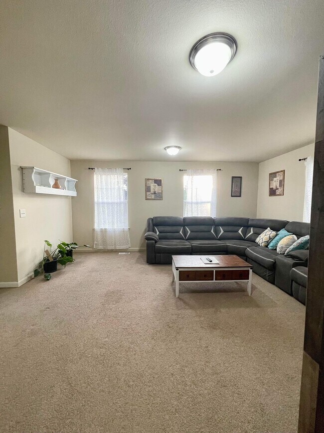 Building Photo - 1616 Farina Lp SE