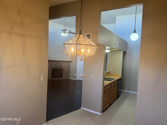 Building Photo - 1531 Common Dr