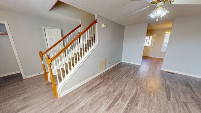 Building Photo - Spacious Three Bedroom Townhome in Columbi...