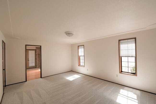 Building Photo - Rent 3 bed property for $2750 per month