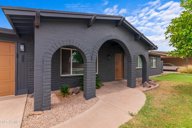 Building Photo - 3824 W Carol Ave