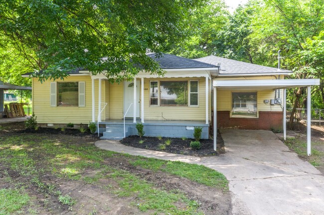 Building Photo - Freshly Renovated House