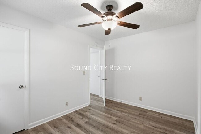 Building Photo - 923 Oak Vale Dr