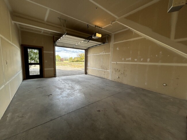 Building Photo - Upgraded 2 Bed, 1.5 Bath Townhouse with St...