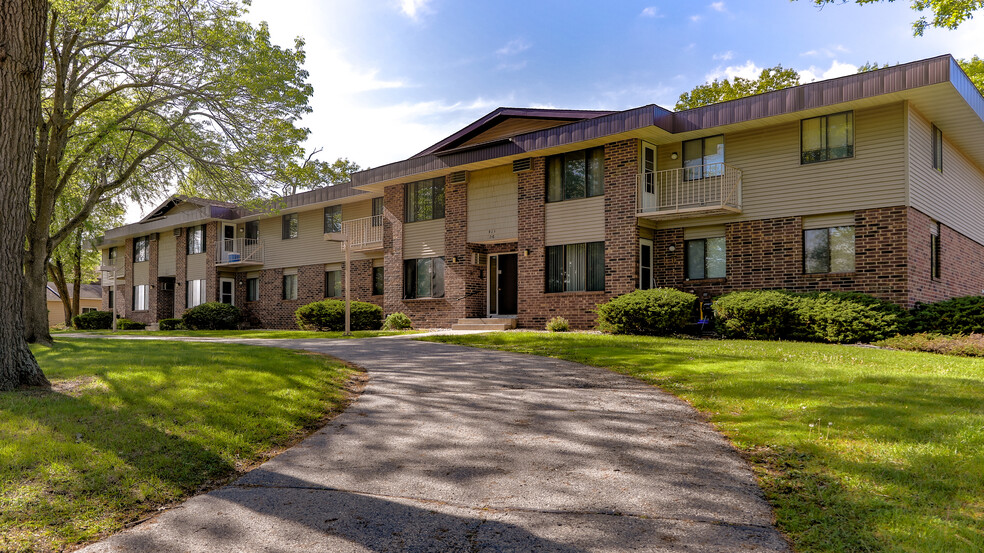 Silver Lake Apartments Building - Silver Lake Apartments