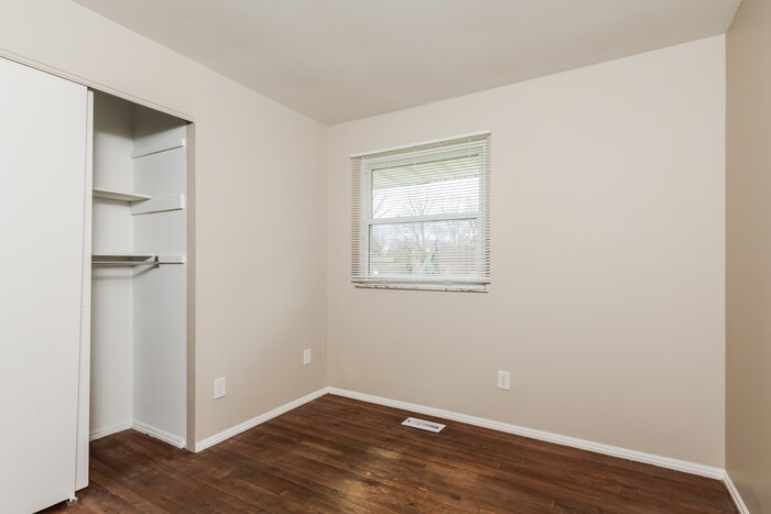 Building Photo - 9715 Stagecoach Dr S