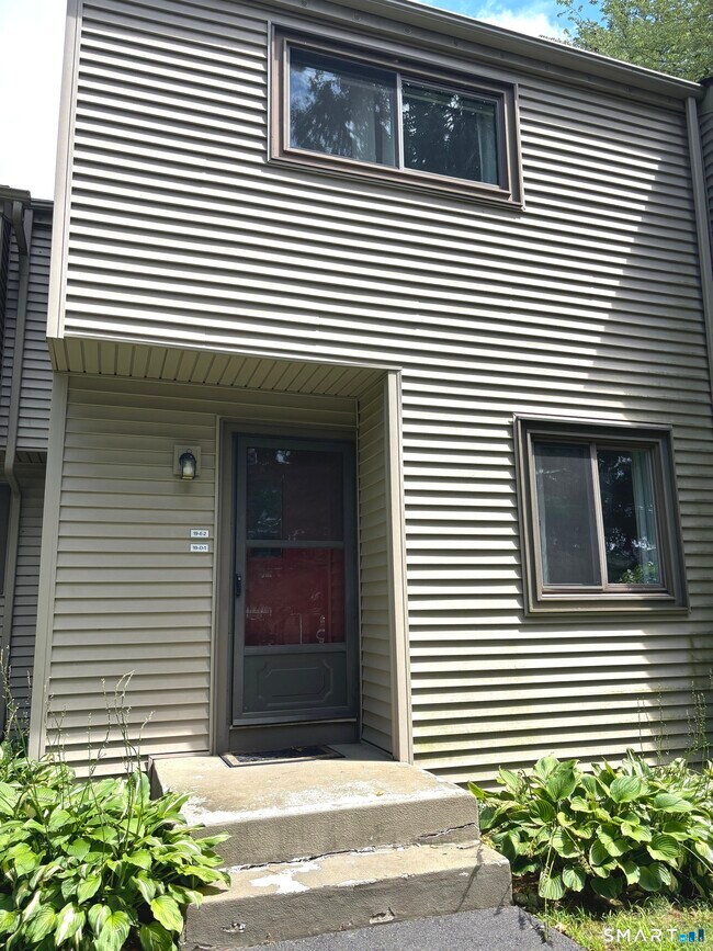 Building Photo - 19 Greenbriar Dr