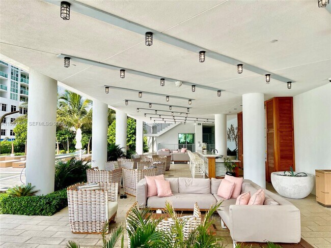 Building Photo - 2900 NE 7th Ave