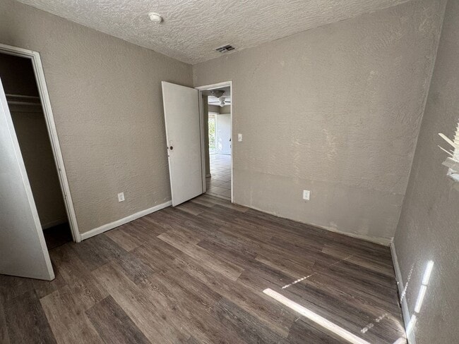 Building Photo - Spacious 4BR Home in Orlando – Move-In Ready with Parking & Great Location!