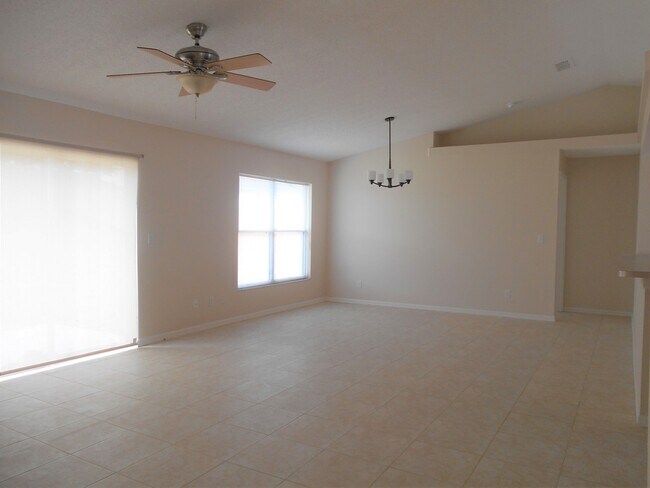 Building Photo - 4/2 in Siena Ridge