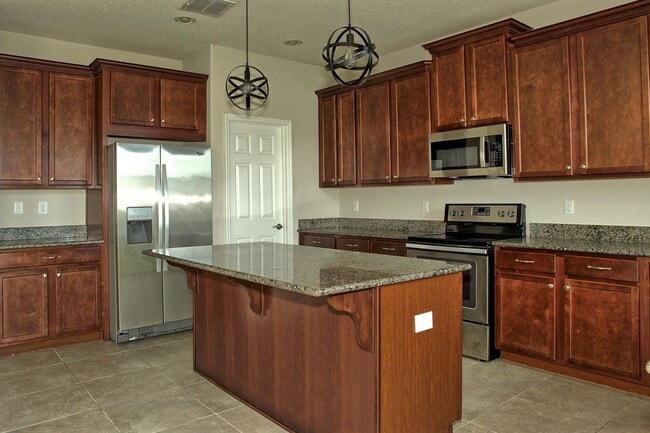 Building Photo - Beautiful 4 bed 3 bath w/loft, 2 story hom...