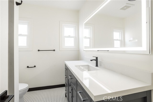 Building Photo - 738 S Stanley Ave