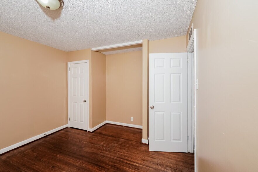 Building Photo - 1011 Menlo Ln