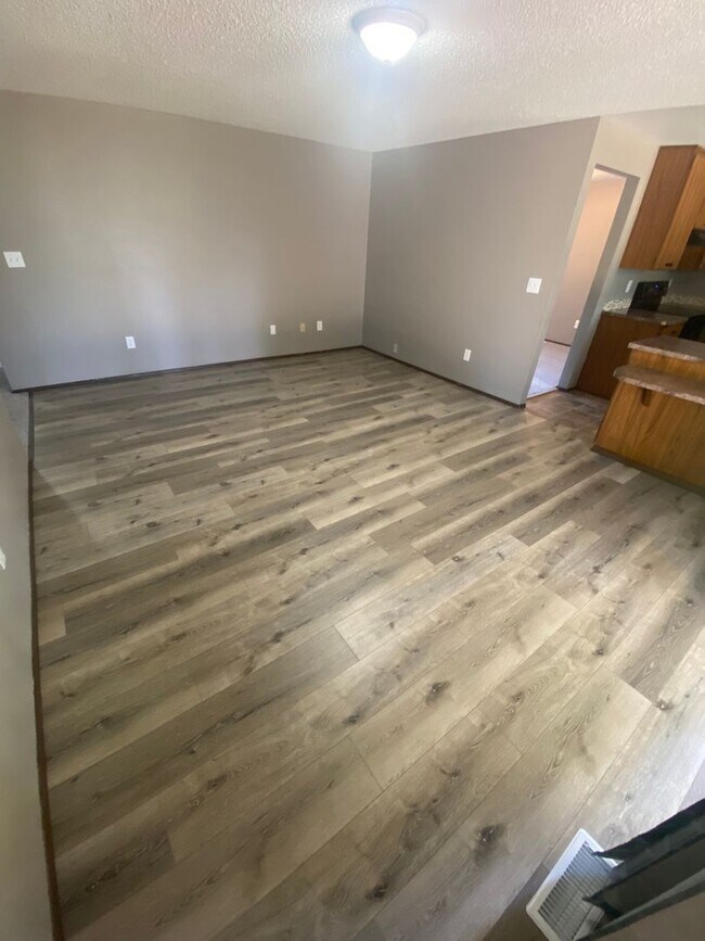 Building Photo - 3 Bed Room 1.75 Bath , New Floor Covering , New Interior Paint