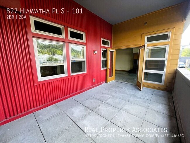 Building Photo - 827 Hiawatha Pl S