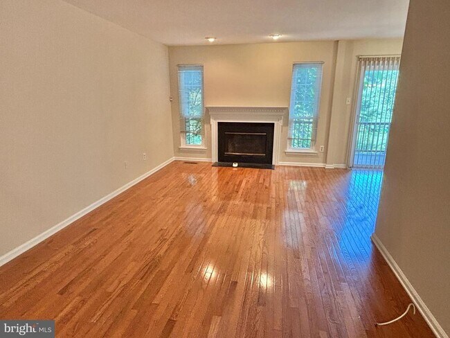 Building Photo - 335 Danbury Ct