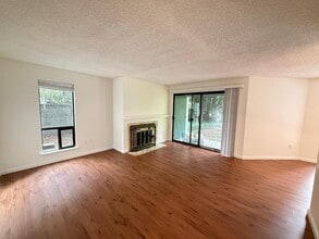 Building Photo - 2 Bed 2 Bathroom in Pinehurst (Plus Amenities!)