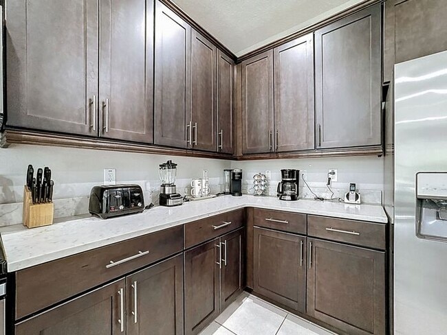 Building Photo - 8 Bedrooms 7 baths on a resort community