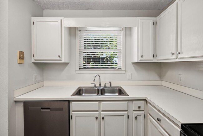 Building Photo - 850 Colony Dr