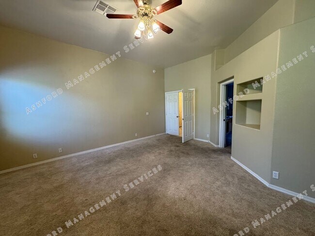 Building Photo - HALF OFF FIRST MONTH'S RENT! 4 BEDROOM 2.5 BATHROOM HOME