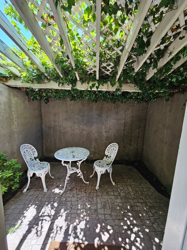 Building Photo - Exceptional Single-Story Home in Prime Upl...