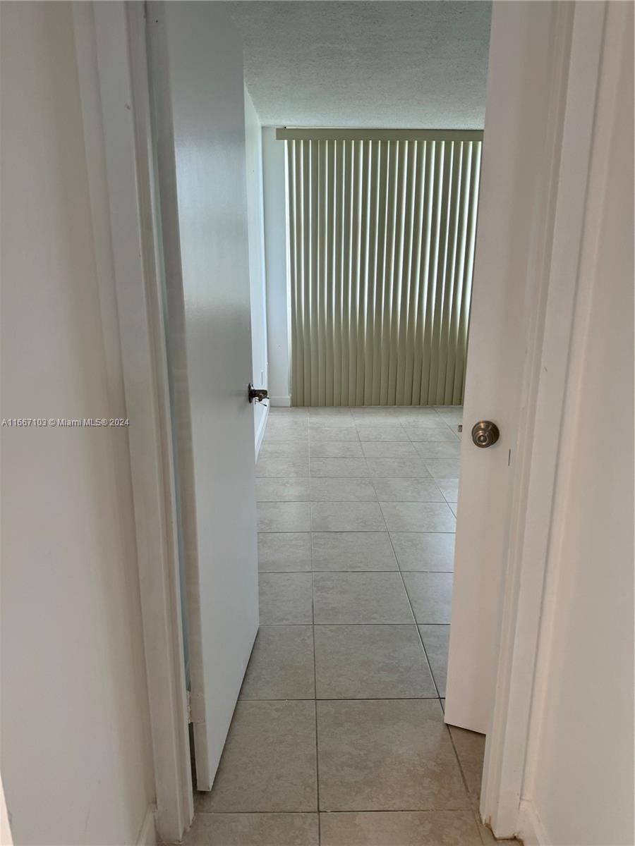 Building Photo - 1420 Brickell Bay Dr