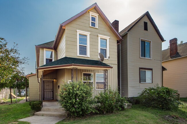 Building Photo - 842 St Clair Ave