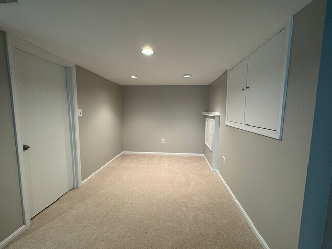 Building Photo - Fantastic 4 Bed 3.5 Bath Townhome With Sun...