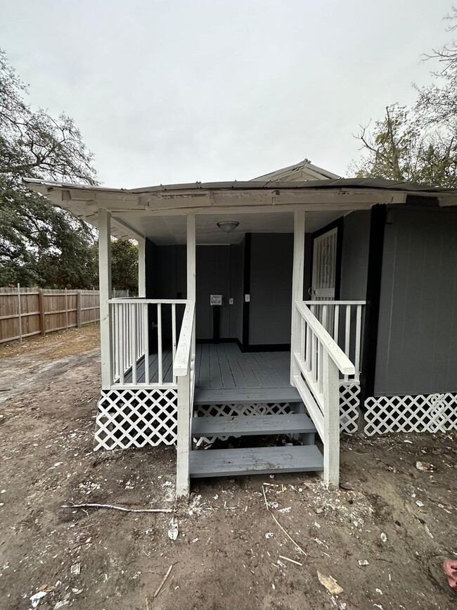 Building Photo - Fully Renovated 3/1 Single Family House Av...