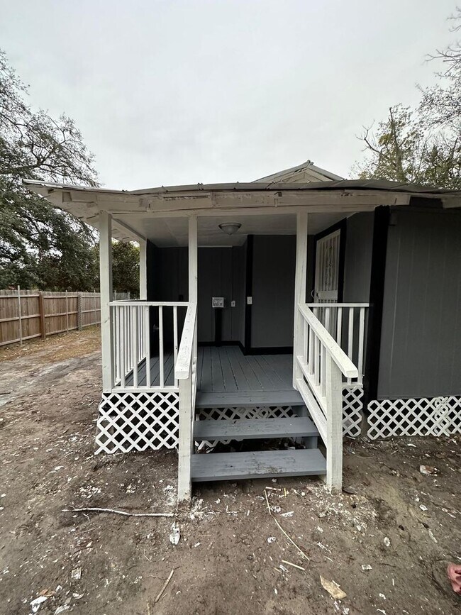 Building Photo - Fully Renovated 3/1 Single Family House Available for Immediate Rent!