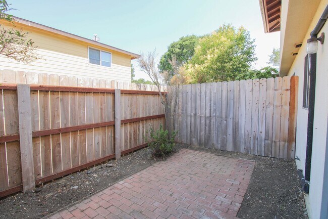 Building Photo - 2 Bedroom Townhouse Style Apartment with Private Fenced Patio