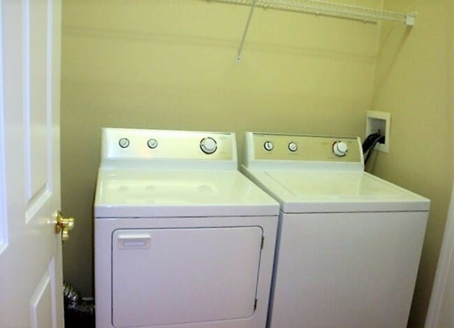 Building Photo - 2737 Tottenham Dr