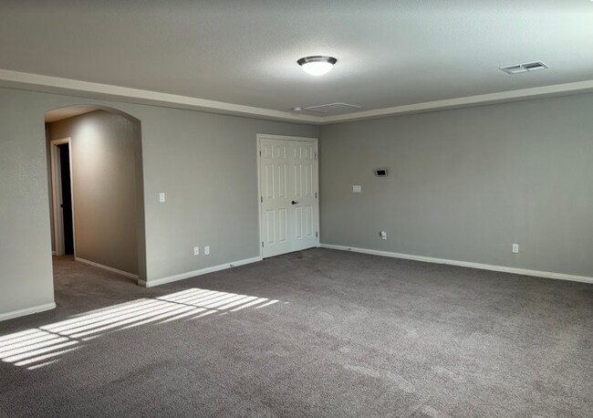 Building Photo - Large Stunning 5 Bedroom Home in the South...