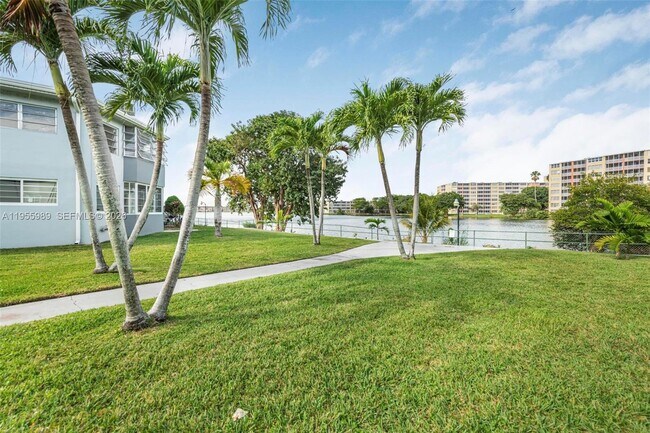 Building Photo - 1715 NE Miami Gardens Dr