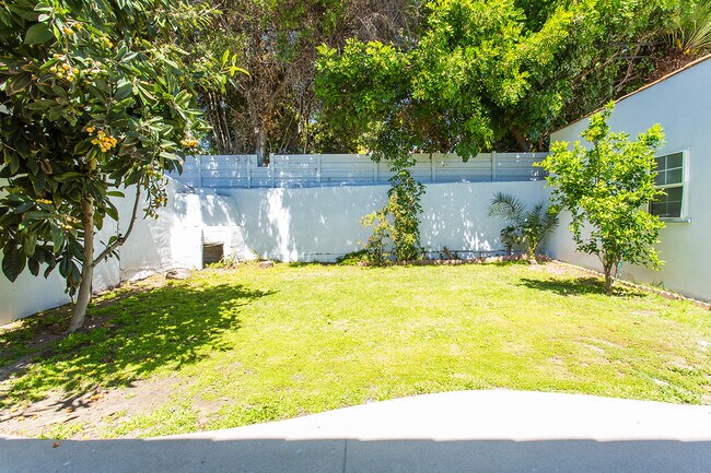 Building Photo - Beautiful spacious house