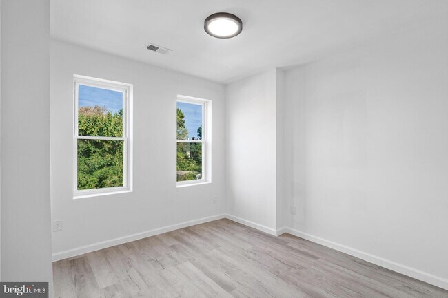 Building Photo - 3943 Dell St