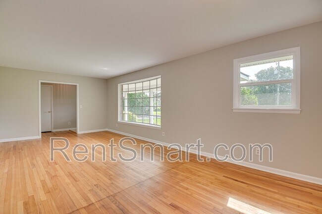 Building Photo - 202 Spring Dr