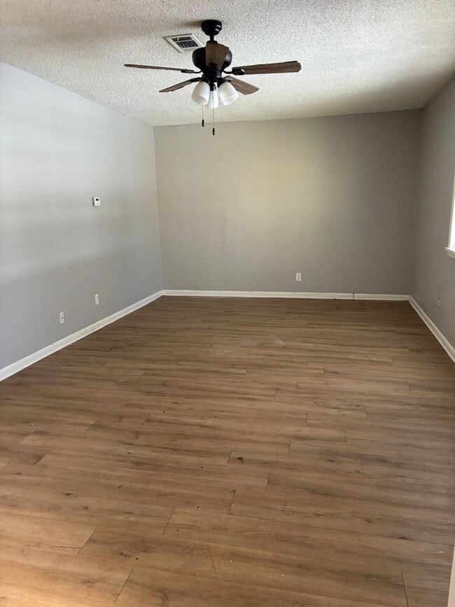 Building Photo - Spacious 4 Bedroom/3 Bath Family Home West End of Searcy