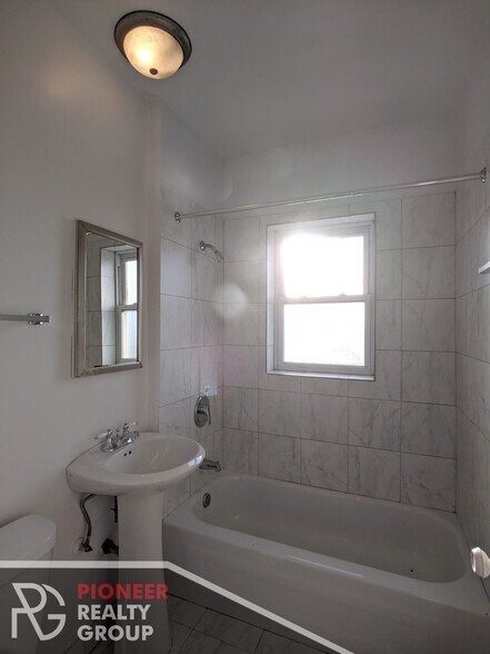 Building Photo - 953 W Cornelia Ave