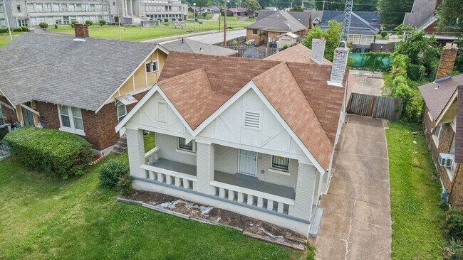 Building Photo - 930 N Evergreen St