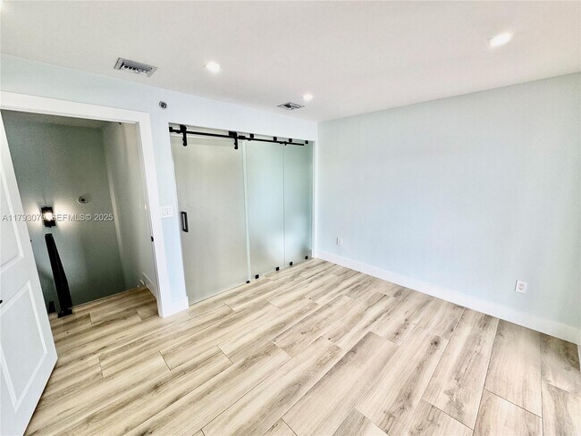 Building Photo - 2415 NW 16th St Rd