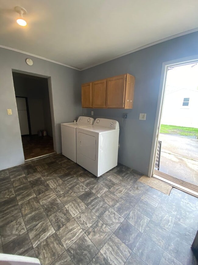 Building Photo - 3 Bed 1 Bath with Double Stall Garage