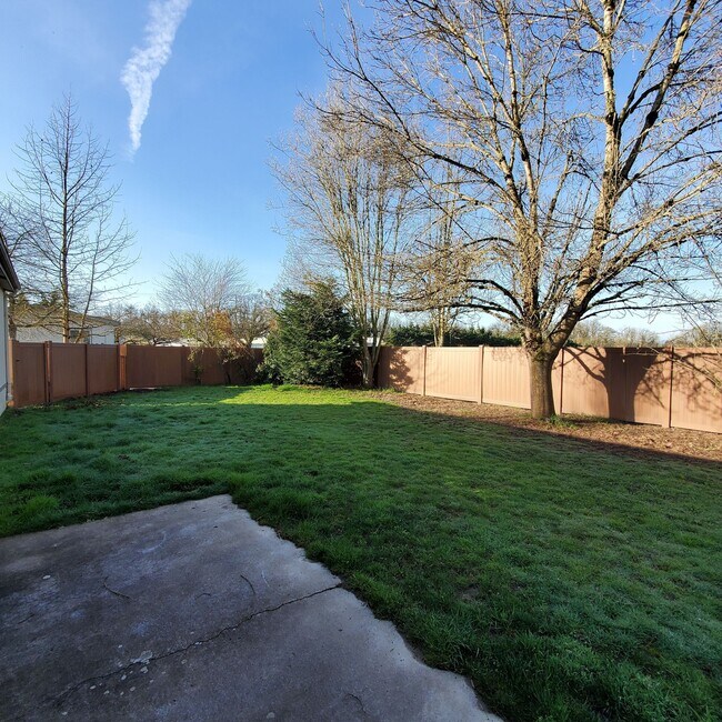 Building Photo - Pet Friendly 4 Bedroom  2 Bath w/ 2 Car Garage