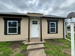 Building Photo - Cute 2 bedroom 2 bathroom home!
